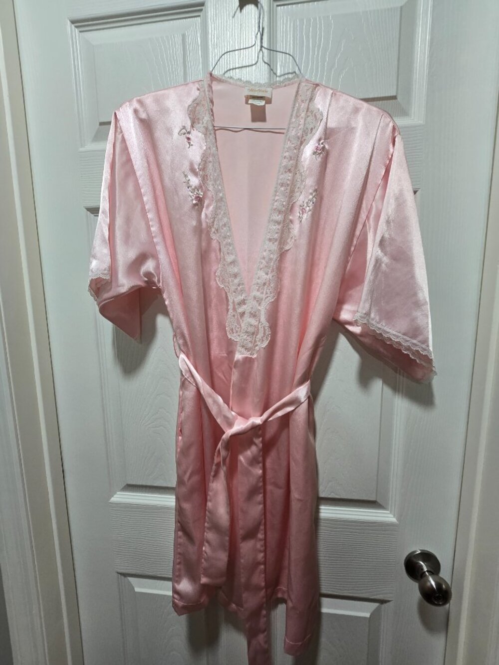 Barbizon Light Pink Satin Robe Medium Lace Trim Embroidered Floral Design